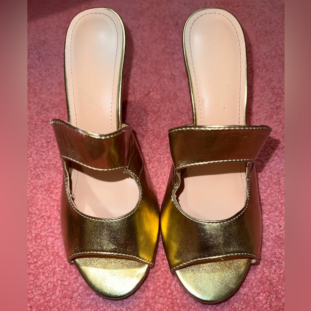 Metallic gold crown vintage heels
